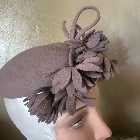 ELABORATE 1940s\' TAUPE TILT FELT HAT WITH FELT \